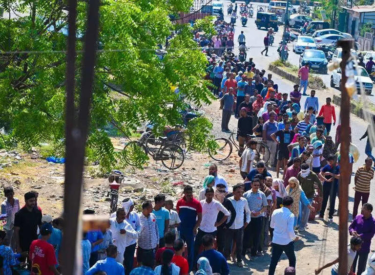 LPG संकट: दिल्ली, मुंबई समेत कई शहरों में गैस की भारी कमी, लंबी कतारों से लोग परेशान