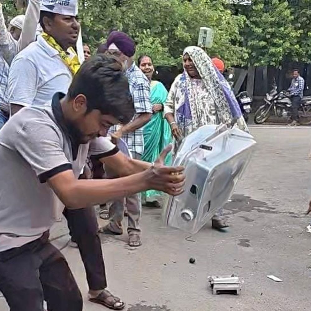 दुर्ग में जनदर्शन में लोगों ने तोड़ा स्मार्ट-मीटर:बोले-पहले से कई गुना बढ़ा बिजली बिल, पुराने मीटर लगाने और बढ़ी दरें वापस लेने की मांग