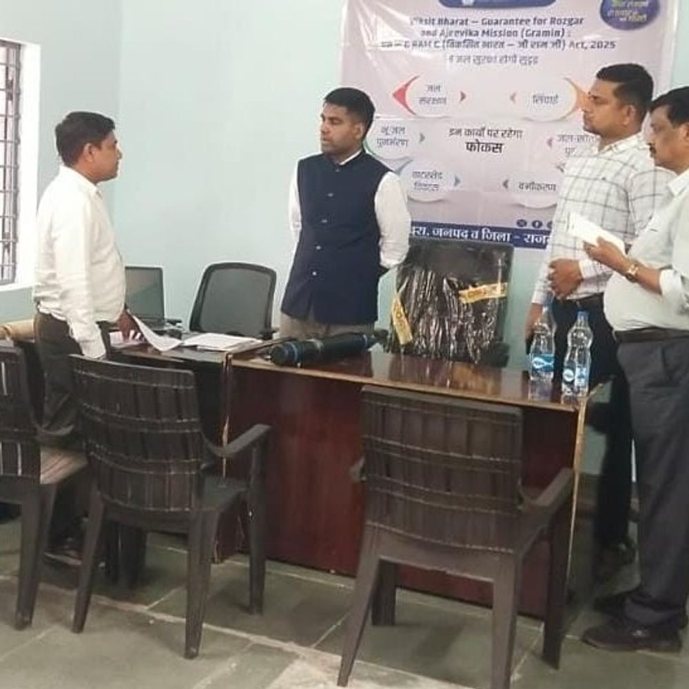 कलेक्टर ने सुंदरा पटवारी कार्यालय का किया निरीक्षण:काम में लापरवाही पर पटवारी को नोटिस, 7 दिन में 75% काम पूरा करने के निर्देश