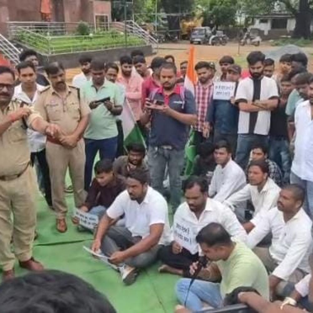 अटल प्रतिमा निर्माण में भ्रष्टाचार का आरोप,युवा-कांग्रेस का अर्धनग्न प्रदर्शन:पुलिस ने रोका, CMO और ठेकेदार पर कार्रवाई की मांग