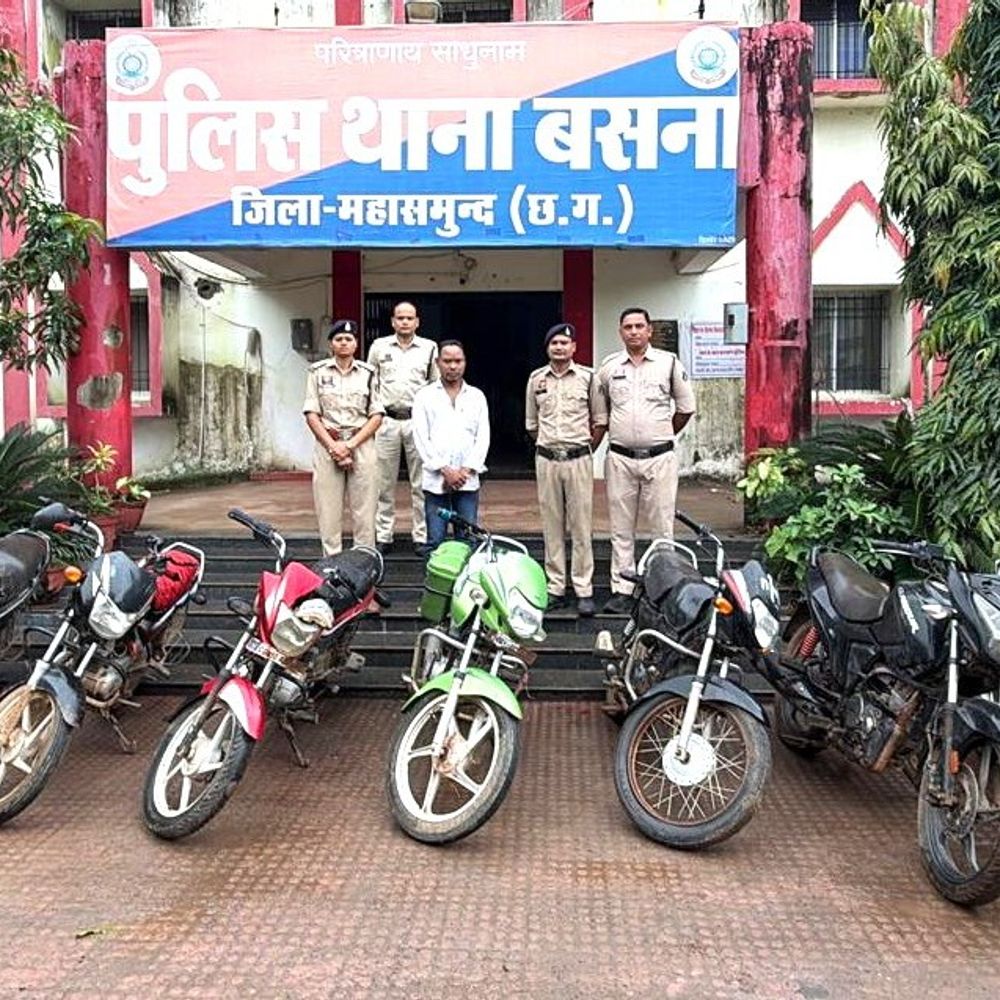 बसना पुलिस की बड़ी कार्रवाई: एक चोर से 12 चोरी की बाइक बरामद