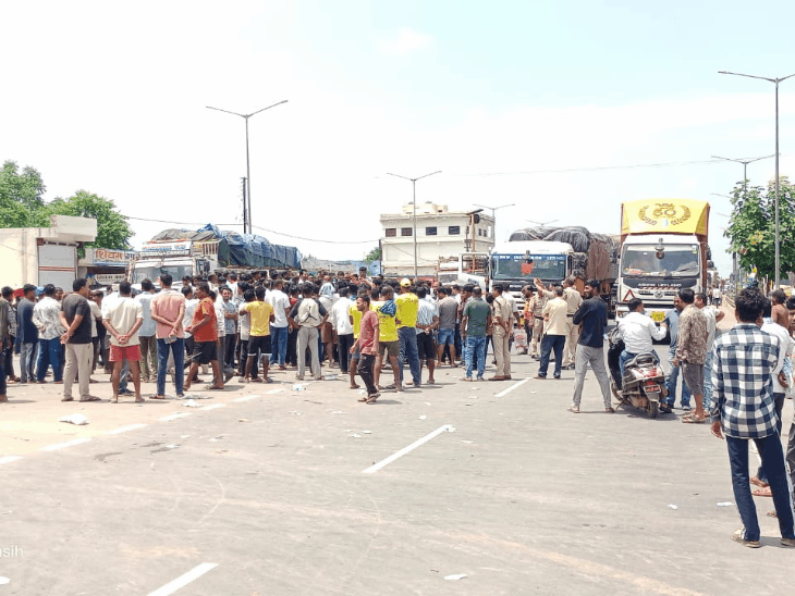 महासमुंद में खराब सड़क से परेशान ग्रामीणों ने NH-53 पर किया चक्काजाम