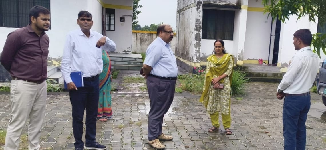 सीएमओ का औचक निरीक्षण: चार प्राथमिक स्वास्थ्य केंद्रों पर हड़कंप