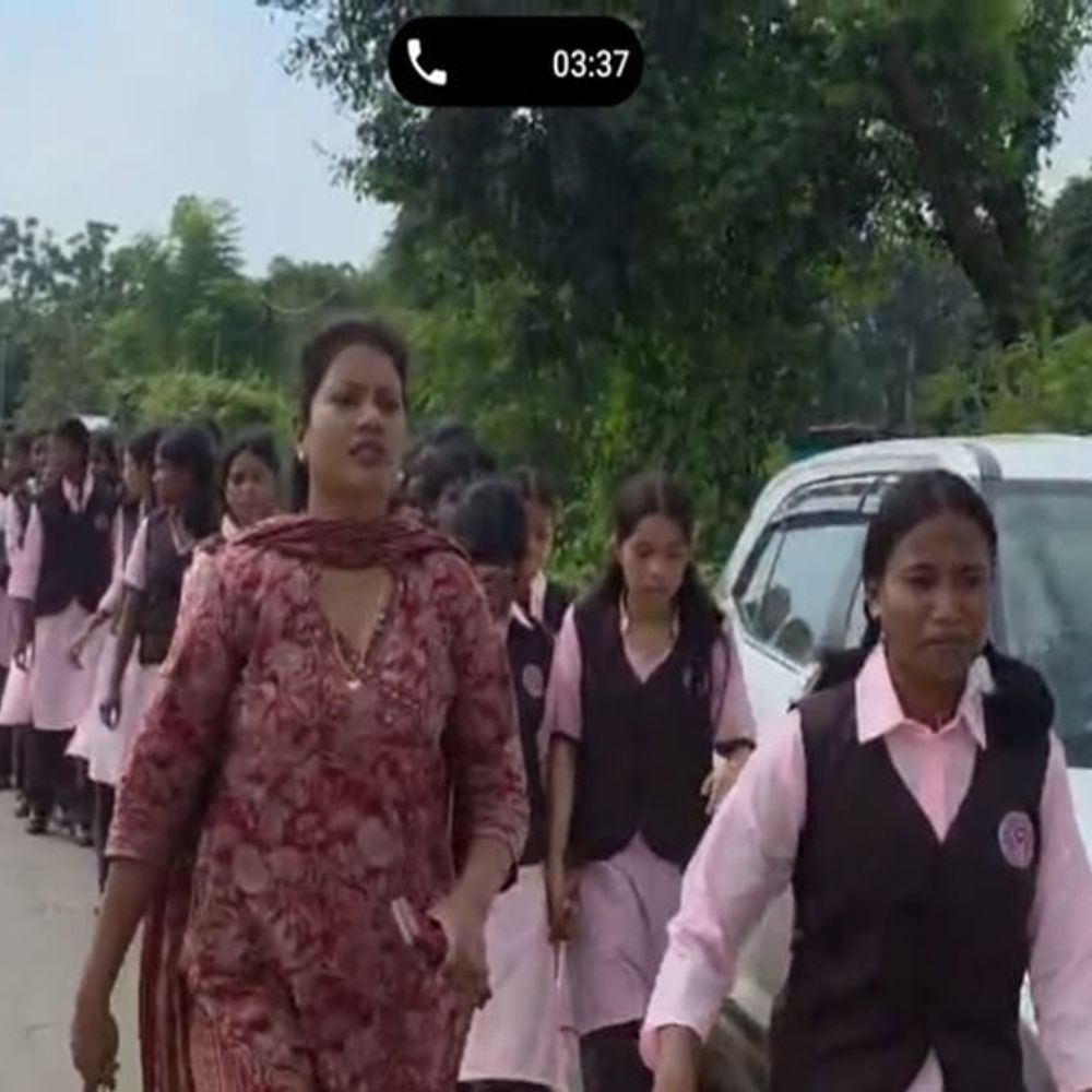 सरगुजा: एकलव्य स्कूल की छात्राएं कलेक्टर से मिलने निकलीं पैदल, मचा हड़कंप