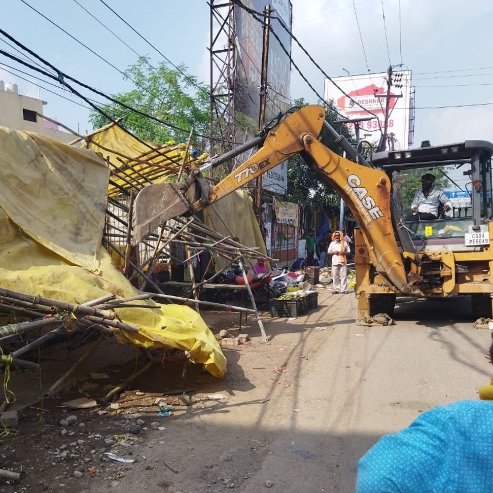 रायपुर में बड़ा अतिक्रमण विरोधी अभियान: बुलडोजर चला, 50 से ज्यादा दुकानदारों पर कार्रवाई