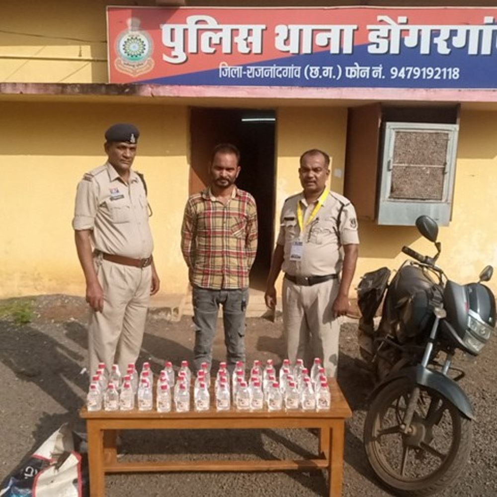 डोंगरगांव में 58 पौवा देशी शराब के साथ आरोपी गिरफ्तार, बाइक जब्त