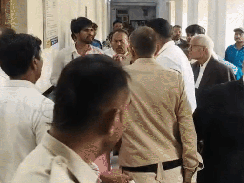 बिलासपुर कोर्ट परिसर में दो वकीलों में खूनी झड़प, काउंटर FIR दर्ज
