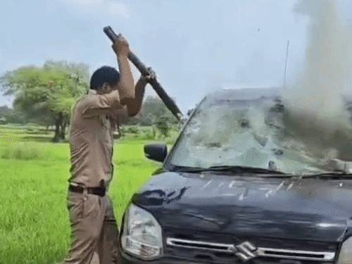 महासमुंद: नाकाबंदी देख तस्करों ने कार और गांजे में लगाई आग, 28 किलो गांजा जब्त