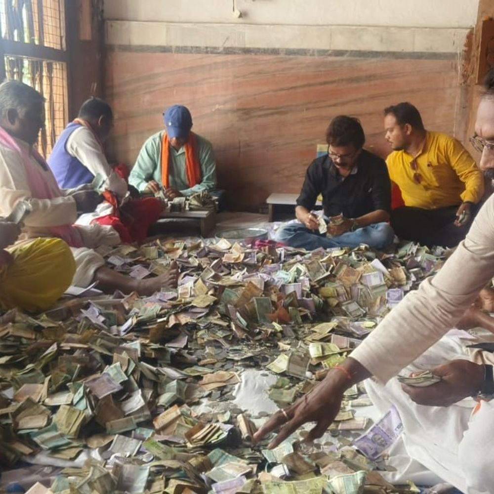 दंतेश्वरी मंदिर की 11 दान-पेटियां खुलीं, मिले 21.62 लाख रुपए और मन्नत के पत्र