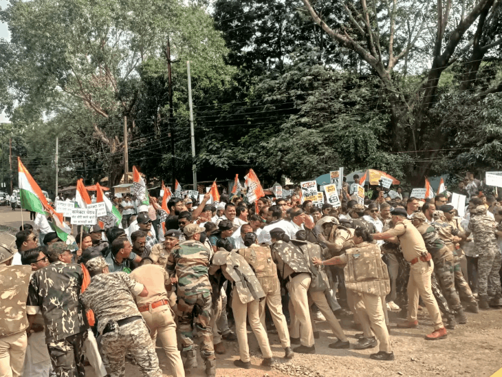 महासमुंद में कांग्रेस का कलेक्टोरेट घेराव, CEC की बर्खास्तगी की मांग